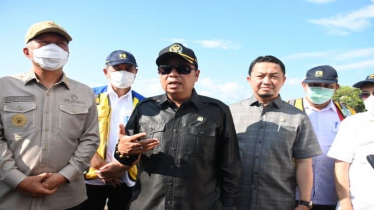 Ketua Komisi V DPR RI Lasarus meninjau lokasi Pantai Amurang yang mengalami abrasi di Kabupaten Minahasa Selatan, Sulawesi Utara, Kamis (30/6/2022). (Hanum/nvl)