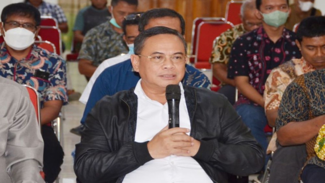 Anggota Komisi V DPR RI Sudewo saat mengikuti rapat bersama Tim Kunjungan Kerja Spesifik Komisi V DPR RI dengan Bupati Manggarai Barat, di Kantor Bupati, Labuan Bajo, Nusa Tenggara Timur (NTT), Jumat (1/7/2022). (Eko/nvl)