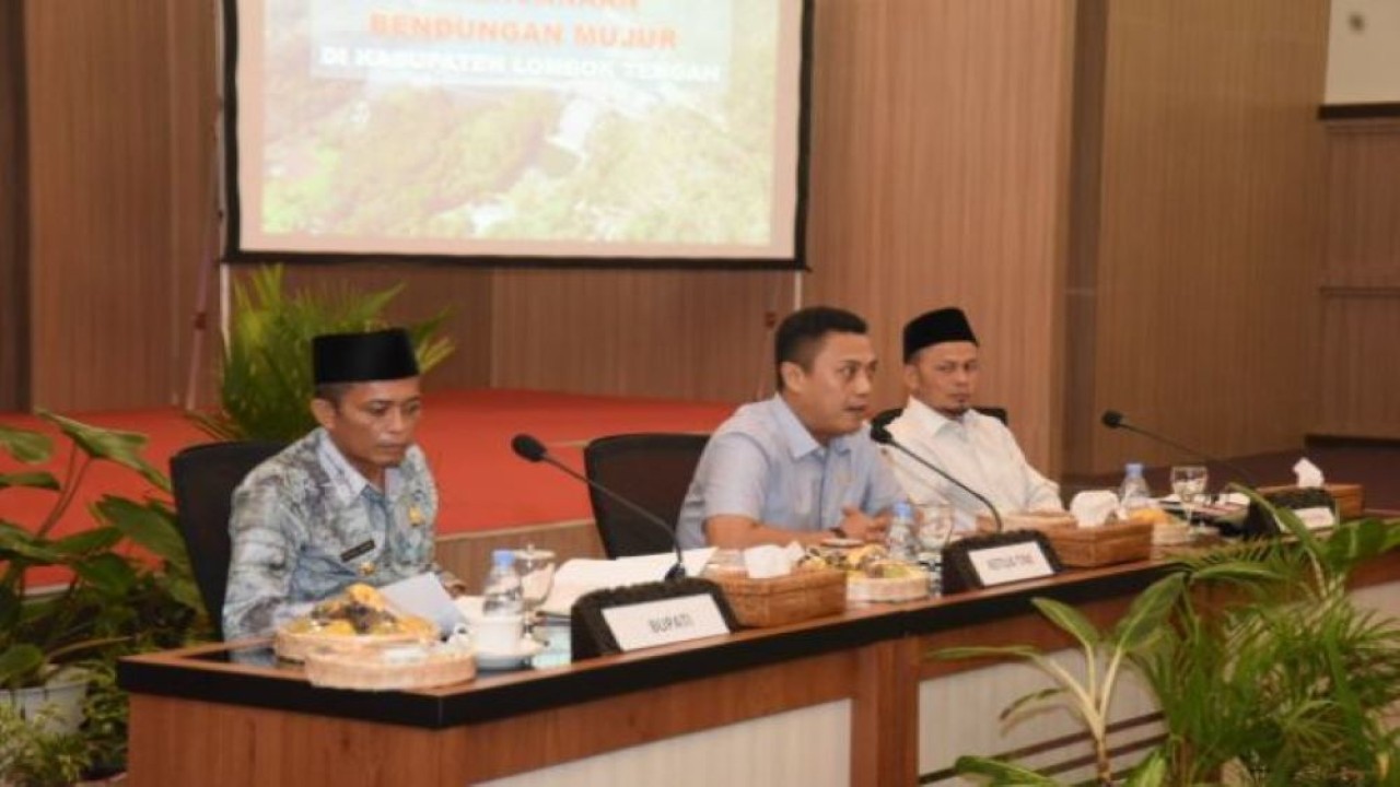 Wakil ketua komisi V DPR RI Andi Iwan Darmawan Aras saat memimpin rapat kunjungan kerja komisi V beserta tim dengan Bupati Lombok Tengah beserta jajaran kementerian PUPR, NTB, Kamis, (30/6/2022). (Arief/nvl)