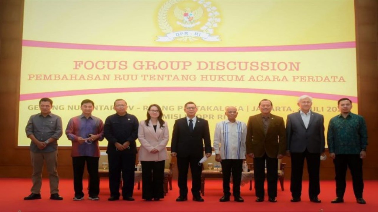 Wakil Ketua Komisi III DPR RI Adies Kadir saat berfoto bersama usai FGD Komisi III DPR RI di Ruang Pustakaloka, Gedung Nusantara IV DPR RI, Senayan, Jakarta, Senin (4/7/2022). (Runi/nvl)