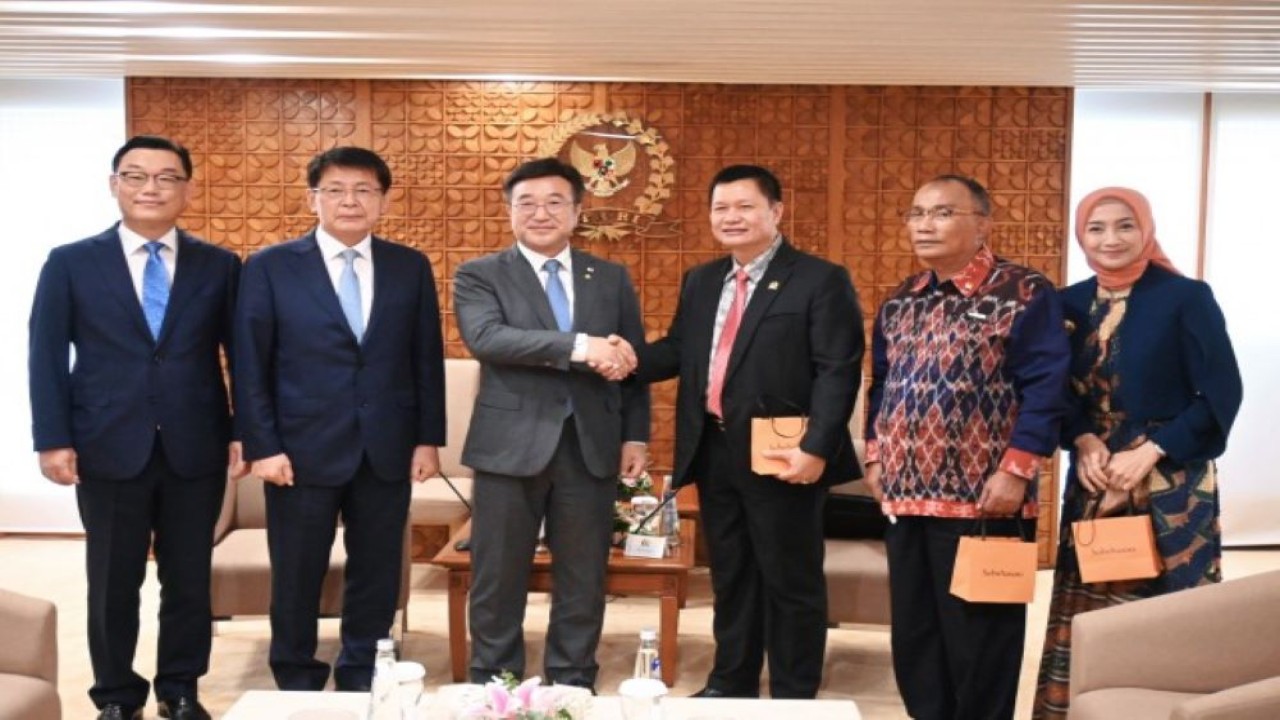 GKSB Parlemen Indonesia-Korea Selatan menerima kunjungan Anggota Parlemen Korea Selatan Yun Ho Jung, Seo Sam Seog dan Duta Besar Korea Selatan untuk Indonesia Park Tae Sung di Gedung Nusantara III, Senayan, Jakarta, Senin (4/7/2022). Rombongan diterima Ketua GKSB DPR-Korsel Edward Tannur, Anggota GKSB Desy Ratnasari dan Effendy Sianipar. (Prima/Man)