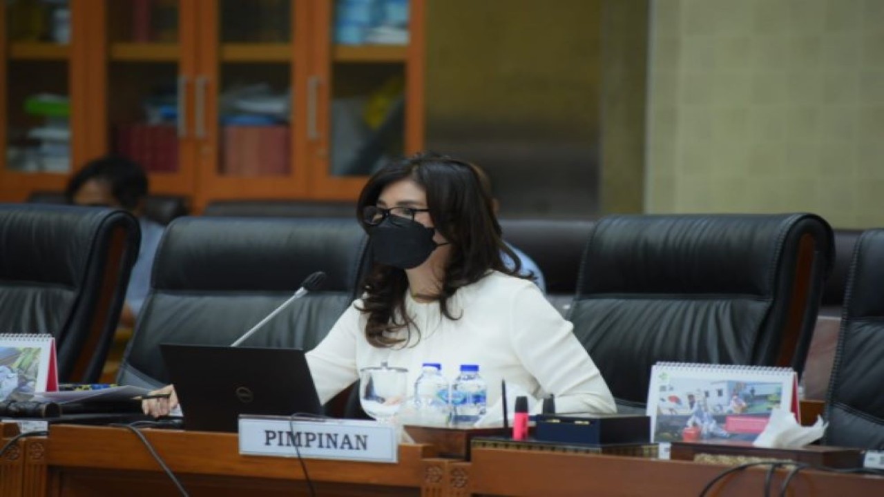 Ketua Komisi IX DPR RI Felly Estelita Runtuwene dalam Rapat Kerja Komisi IX DPR RI dengan Menteri Kesehatan Budi Gunadi Sadikin, Direktur Utama BPJS Kesehatan ALi Ghufron Mukti dan DJSN di Gedung DPR RI, Senayan, Jakarta, Senin (4/7/2022). (Runi/Man)