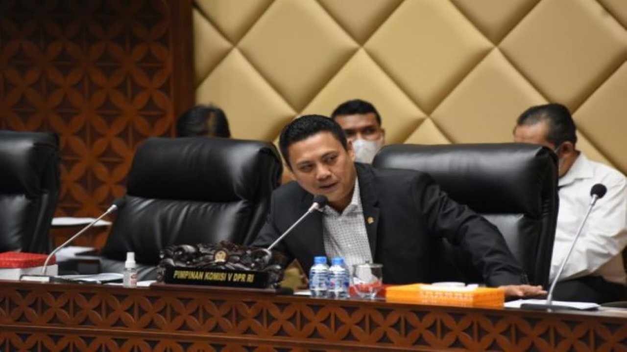 Wakil Ketua Komisi V DPR RI Andi Iwan Darmawan Aras memimpin rapat dengar pendapat di ruang rapat Komisi V, Gedung Nusantara, Senayan, Jakarta, Rabu (6/7/2022). (Arief/nvl)