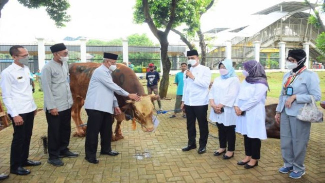 Pelaksana Tugas Harian (Plh) Sekretaris Jenderal DPR RI Sumariyandono berfoto bersama dengan ekretariat Jenderal MPR dan DPD RI usai menggelar penyembelihan hewan kurban dalam rangka merayakan Hari Raya Iduladha 1443H. (Jaka/rni)