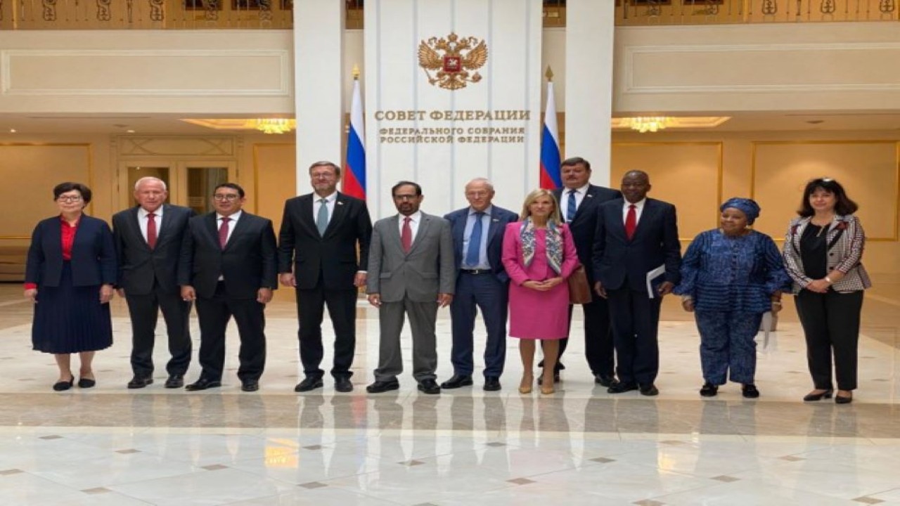 Ketua Badan Kerja Sama Antar Parlemen (BKSAP) DPR RI Fadli Zon foto bersama usai pertemuan dengan Wakil Ketua Federation Council (Senat) Rusia, Konstantin Kosachev. (Ist/Man)