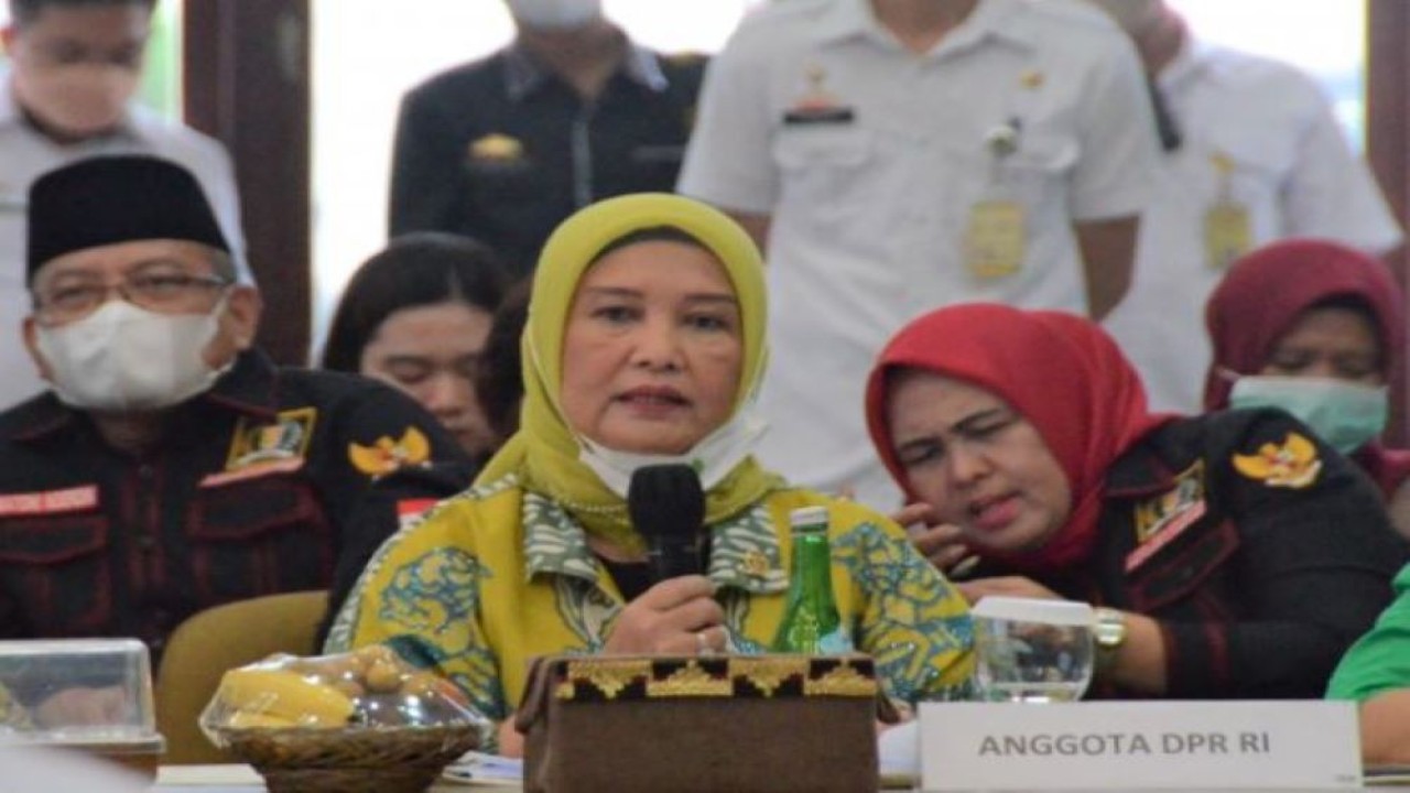 Anggota Komisi IV DPR RI Dwita Ria Gunadi dalam pertemuan antara Tim Kunjungan Kerja Reses Komisi IV DPR RI dengan Gubernur Provinsi Lampung Arinal Djunaidi beserta jajaran Pemprov Lampung, di Manan Agung, Kota Bandar Lampung, Provinsi Lampung, Rabu (13/7/2022). (Saum/Man)