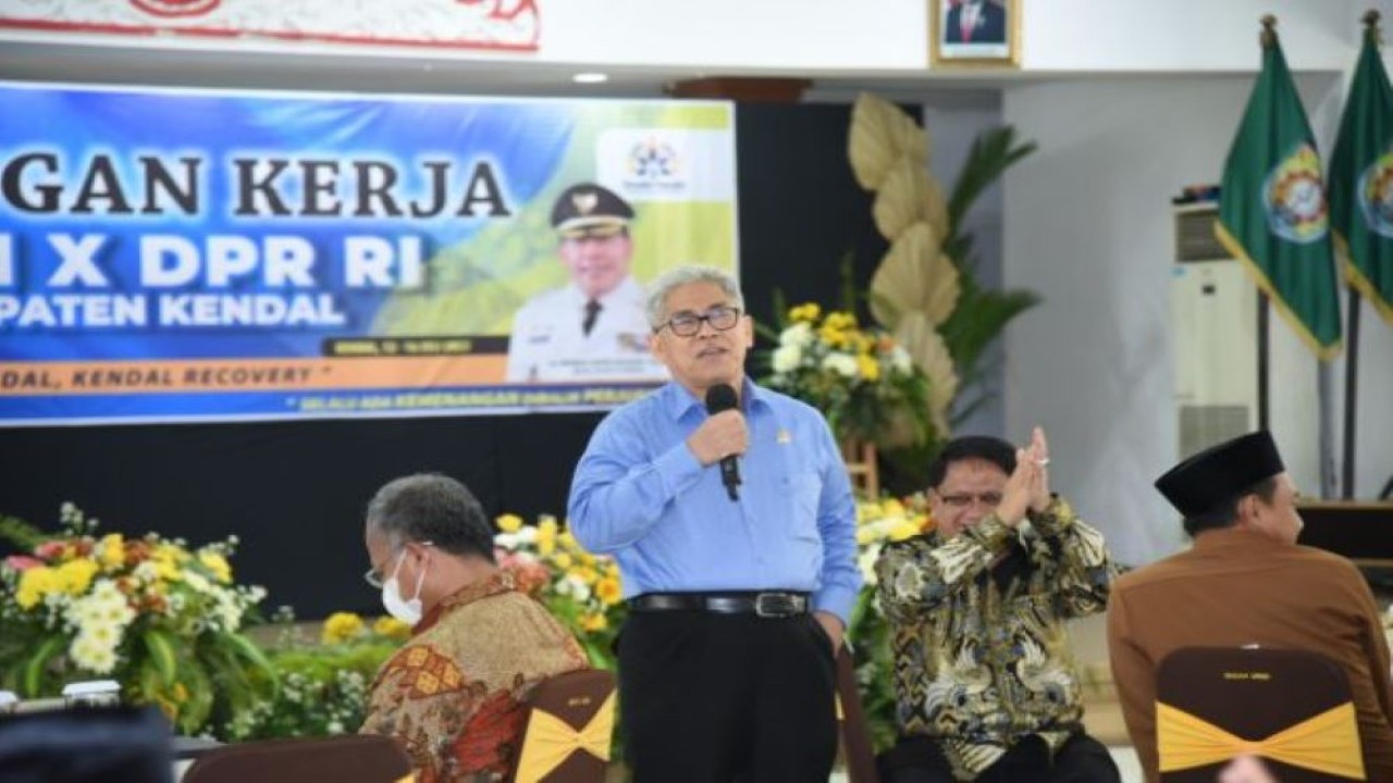 Anggota Komisi X DPR RI Zainuddin Maliki saat pertemuan dengan Plh. Bupati Kendal dan jajarannya serta dihadiri perwakilan Kemendiknas, Kemenpora dan Kemenparekraf di Pendopo Tumenggung Bahurekso, Kabupaten Kendal, Jawa Tengah, Jumat lalu (15/7/2022). (Oji/Man)