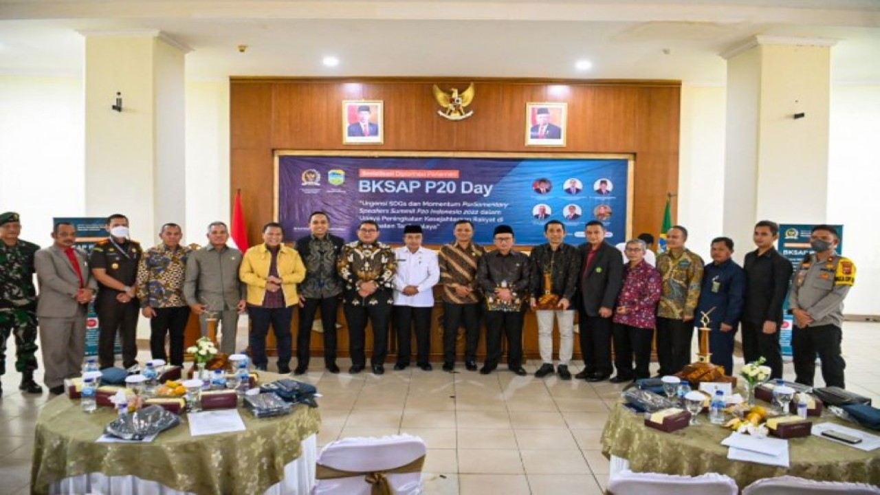 Ketua BKSAP DPR RI Fadli Zon berfoto bersama usai kegiatan Sosialisasi Diplomasi Parlemen di Kantor Bupati Tasikmalaya, Jawa Barat, Rabu (20/7/2022). (Ridwan/nvl)