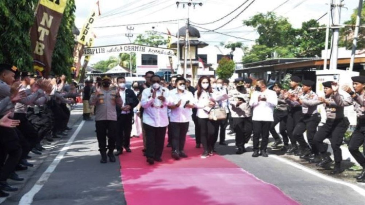 Ketua Komisi III DPR RI Bambang Wuryanto saat memimpin saat mengikuti rapat kerja Tim Kunker Reses Komisi III DPR RI dengan Kapolda NTB dan Kepala BNNP NTB di Mataram, NTB, Kamis (21/7/2022). (Jaka/Man)