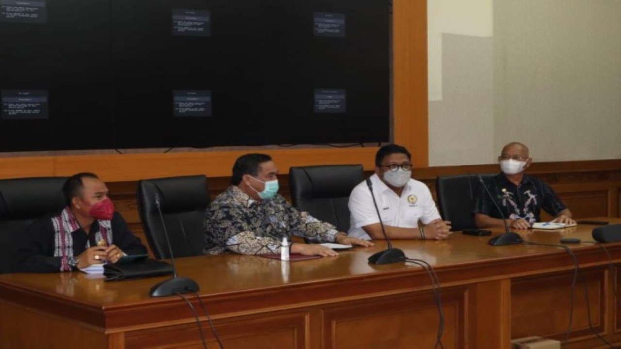 Anggota Komisi V DPR RI Irwan melakukan rapat koordinasi dengan Bupati Kutai Barat FX Yapan, di Kantor Bupati Kutai Barat, Sendawar, Kutai Barat, Kalimantan Timur, Kamis (21/7/2022). (Singgih/Man)