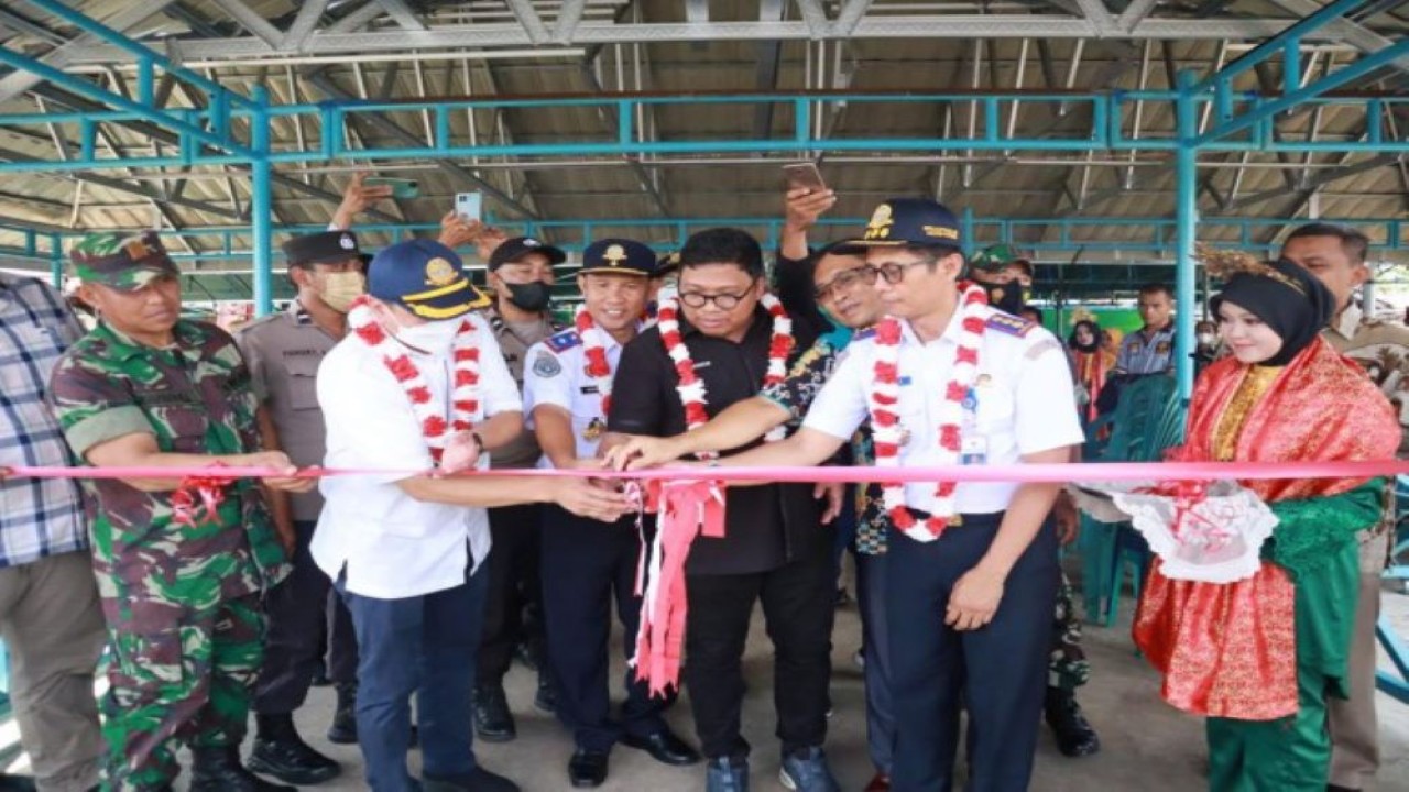 Anggota Komisi V DPR RI Irwan saat meresmikan Halte Sungai ddi Muara Pahu, Kabupaten Kutai Barat, Kaltim. Sabtu (23/7/2022). (Singgih/Man)