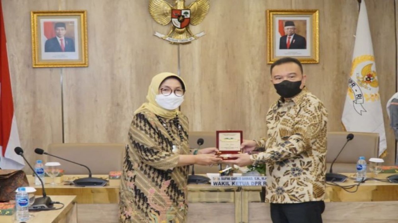 Wakil Ketua DPR RI Sufmi Dasco Ahmad saat bertukar cinderamata usai menerima audiensi dari kelompok-kelompok masyarakat di di ruang rapat pimpinan. (Ist/nvl)