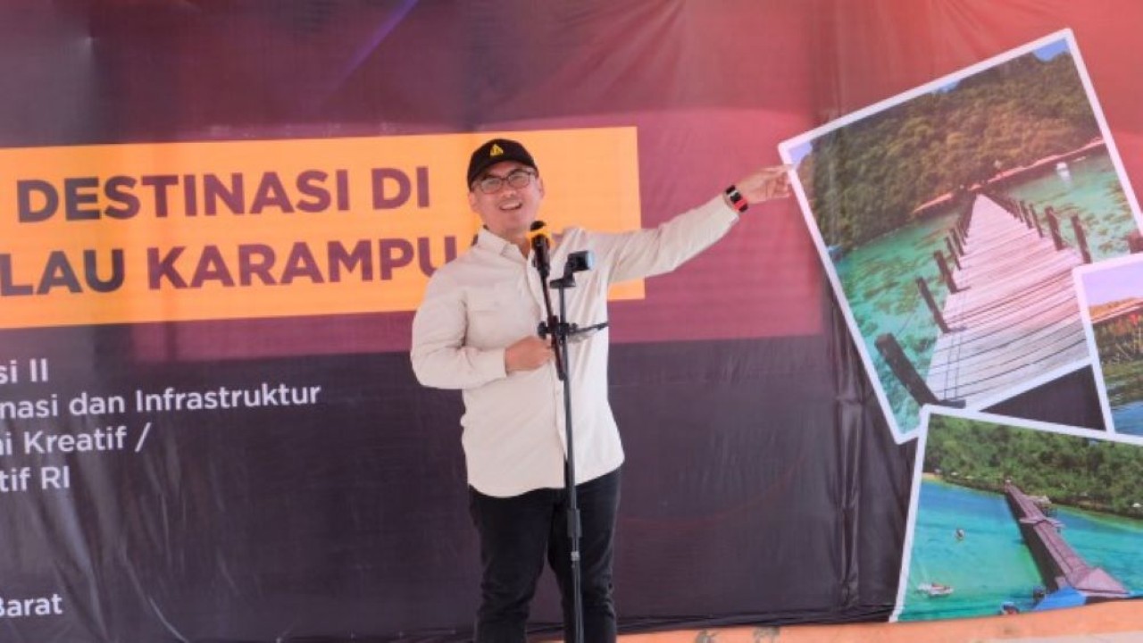 Anggota Komisi X DPR RI Arwan M. Aras saat mengikuti kegiatan Desa Wisata Pulau Karampuang di Aula Desa Karampuang, Kabupaten Mamuju, Provinsi Sulbar, Kamis (28/7/2022). (Ist/nvl)