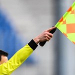 Ilustrasi wasit mengangkat bendera tanda offside-1657203291