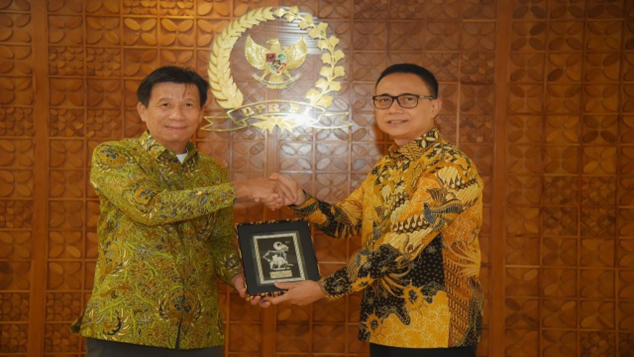 Plh Sekretaris Jenderal DPR RI Sumariyandono bertukar cinderamata usai menerima kunjungan Duta Besar Vietnam untuk Indonesia H.E. Ta Van Thong. Foto: Dok DPR