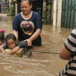 Sejumlah warga harus meninggalkan rumah mereka yang terendam banjir-1657945904