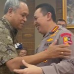 Benny K Harman (kiri) berpelukan dengan Kapolri Jenderal Listyo Sigit Prabowo-1661352146