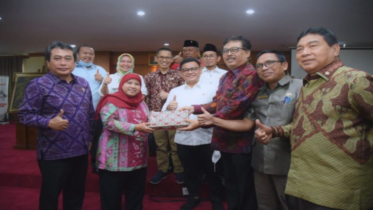 Wakil Ketua Komisi VIII DPR RI Diah Pitaloka saat berfoto bersama usai memimpin pertemuan Tim Kunjungan Kerja Reses Komisi VIII DPR RI. (Runi/nvl)