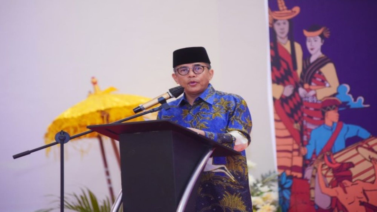 Sekretaris Jenderal DPR RI Indra Iskandar saat menyampaikan laporannya pada agenda diskusi Forum Komunikasi dan Sosialisasi Kinerja DPR RI di Lombok, NTB, Jumat. (Jaka/rni)