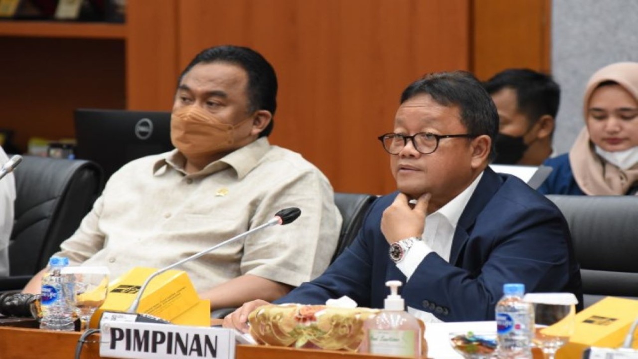 Ketua Komisi VII DPR RI Sugeng Suparwoto saat membacakan kesimpulan rapat Komisi VII DPR dengan Menteri ESDM, di Senayan, Jakarta, Selasa (9/8/2022). (Arief/Man)