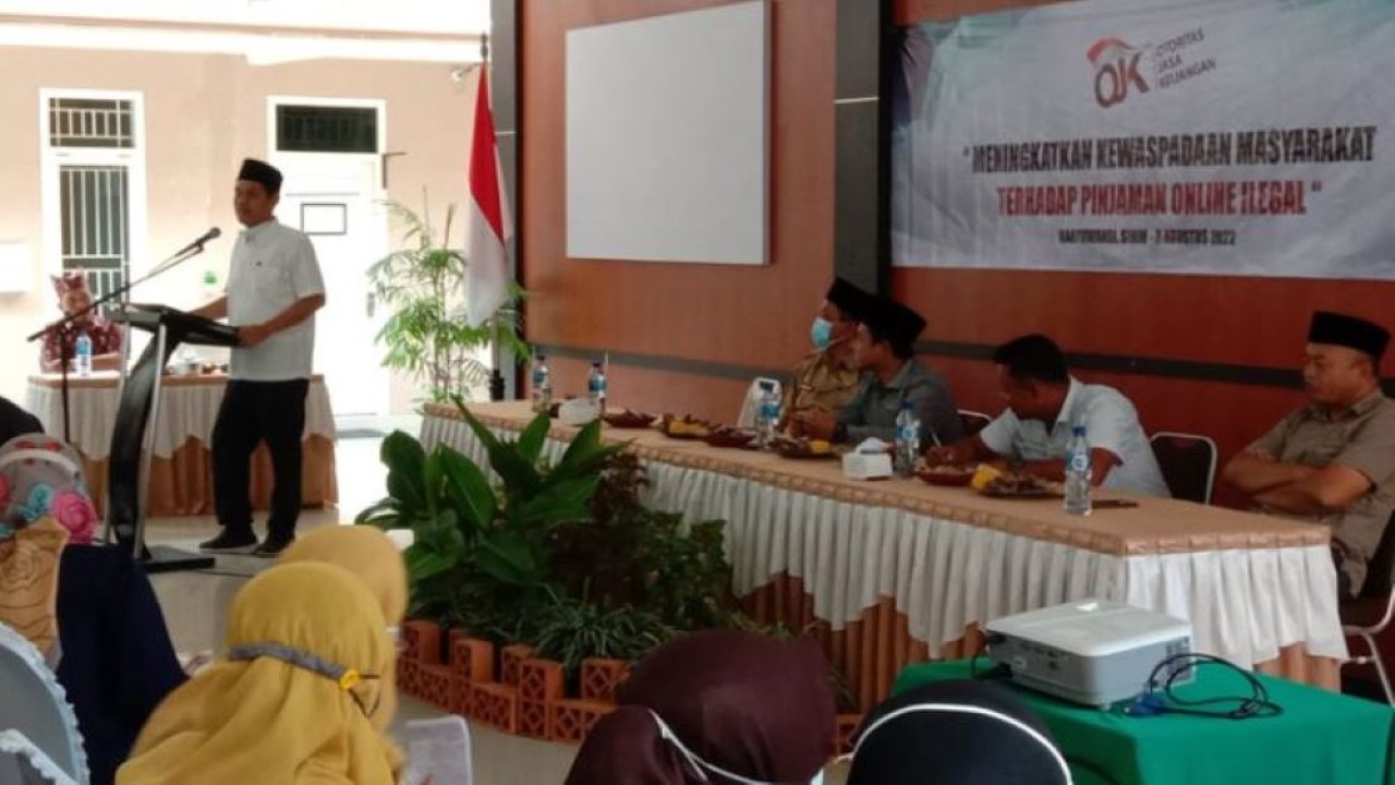 Anggota Komisi IX DPR RI Zulfikar Arse Sadikin bersama OJK edukasi dan sosialisasi pinjol aman di Banyuwangi, Jatim. (Istimewa/Hariyadi)