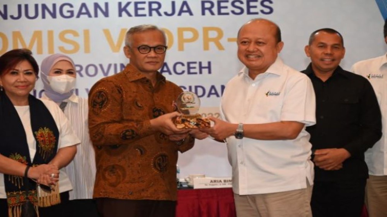 Wakil Ketua Komisi VI DPR RI Aria Bima saat bertukar cinderamata usai memimpin pertemuan Tim Kunjungan Kerja Reses Komisi VI DPR RI di Banda Aceh, Selasa (9/8/2022). (Nadya/nvl)