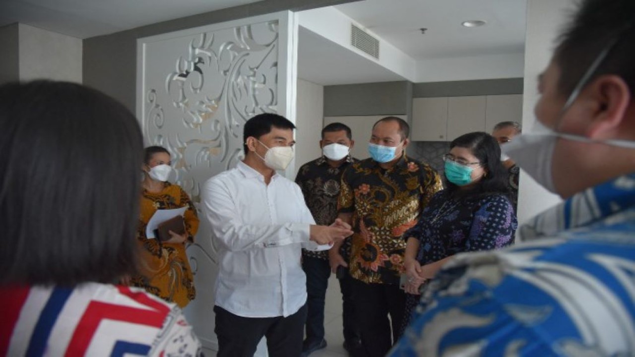 Wakil Ketua BURT DPR RI Achmad Dimyati Natakusumah saat memimpin Kunjungan Kerja BURT DPR RI ke RS Murni Teguh di Medan, Sumatera Utara. (Rizki/nvl)