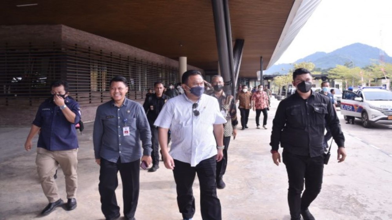 Wakil Ketua DPR RI Rachmat Gobel saat pertemuan dengan Badan Nasional Pengelola Perbatasan (BNPP) dan Pemerintah Daerah Kabupaten Sambas, Kalimantan Barat dan pihak terkait lainnya. (Azka/nvl)