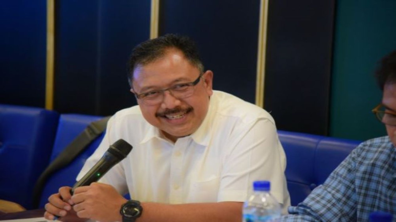 Ketua BURT DPR RI Agung Budi Santoso saat pertemuan antara Tim Kunjungan Kerja BURT DPR RI dengan manajemen RS Dian Harapan, di Abepura. (Fitri/nvl)