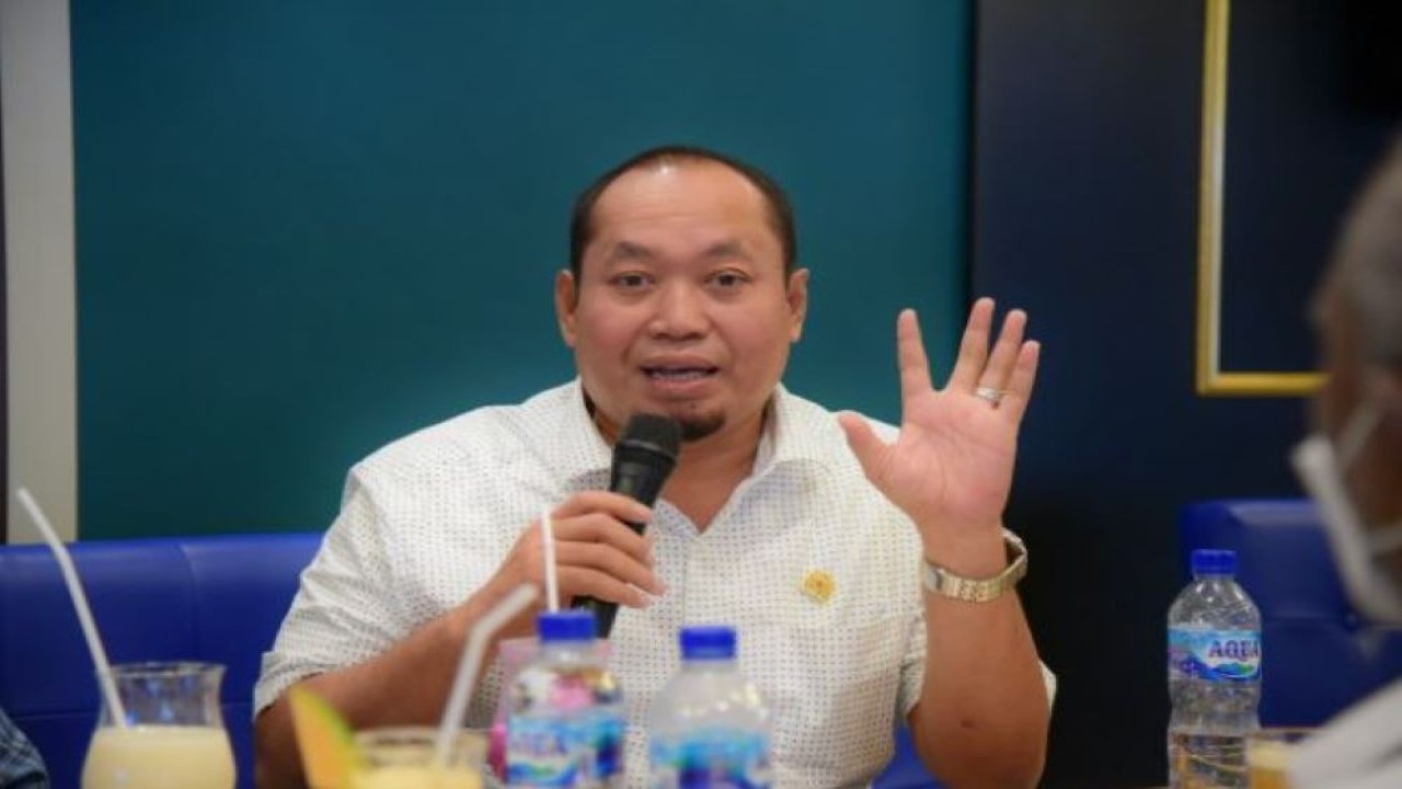 Anggota BURT DPR RI Hamid Noor Yasin saat mengikuti pertemuan Tim Kunjungan Kerja BURT DPR RI dengan direksi Jasindo dan manajemen RS Dian Harapan di Abepura, Papua. (Fitri/nvl)