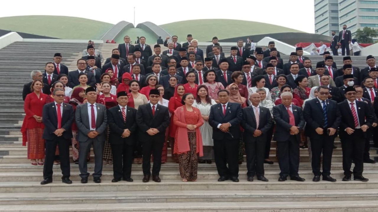 Anggota DPR RI Fraksi PDI Perjuangan berfoto bersama Ketua DPR RI Dr. (H.C) Puan Maharani di Kompleks Parlemen Jakarta, Selasa (16/8/2022). (Adiantoro/Nusantara TV)