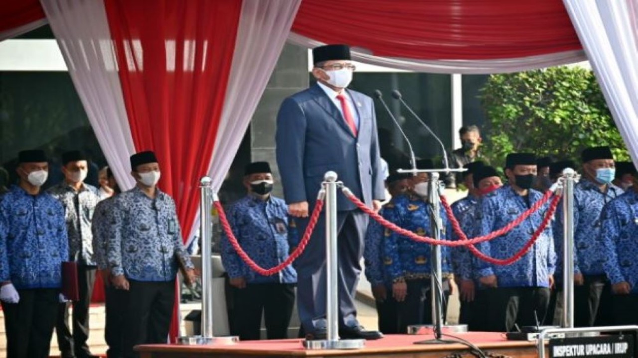 Sekretaris Jenderal DPR RI Indra Iskandar saat memimpin Upacara Peringatan Hari Kemerdekaan Republik Indonesia yang dihadiri secara fisik oleh pejabat dan pegawai di halaman Gedung Nusantara III, Senayan, Jakarta, pada Rabu (17/8/2022). (Prima)