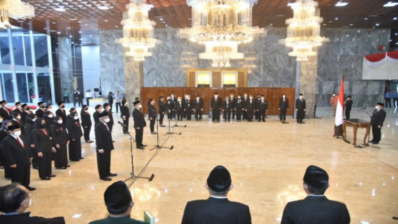 Sekretaris Jenderal DPR RI Indra Iskandar melantik 78 Pejabat Fungsional di lingkungan Sekretariat Jenderal DPR RI di Gedung Nusantara, Senayan, Jakarta, Kamis (18/8/2022). (Oji/Man)