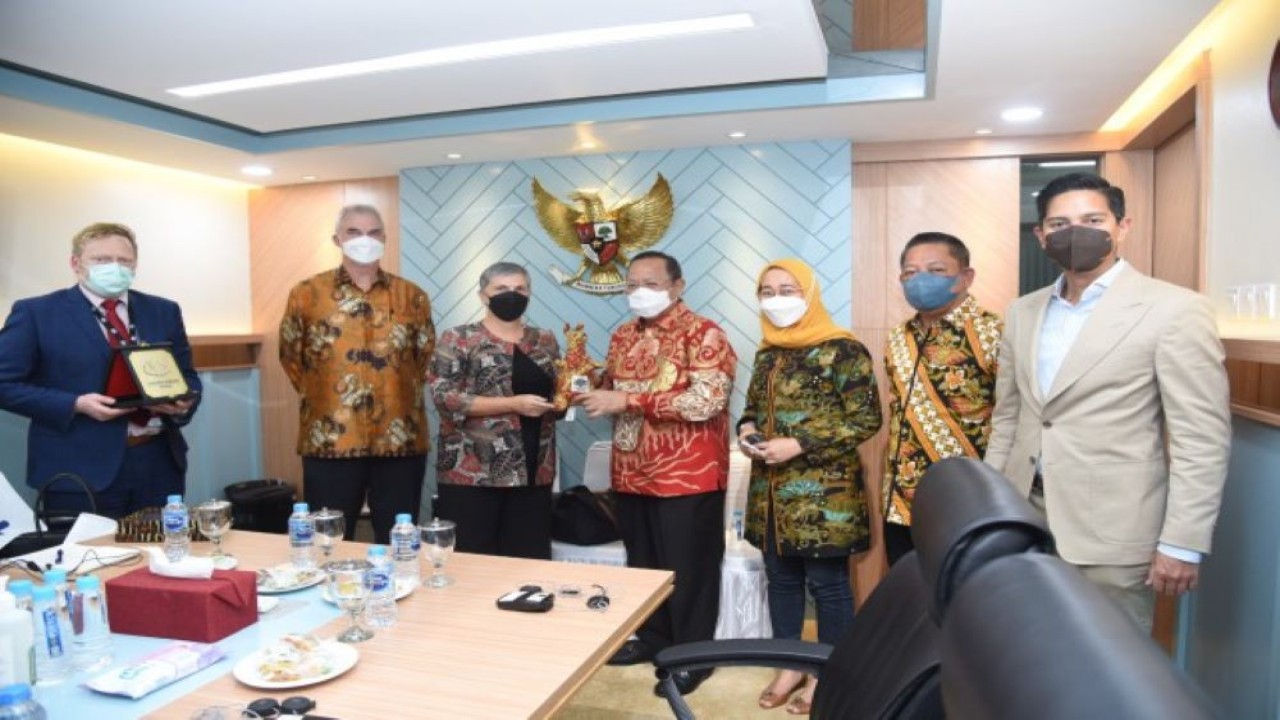 Komisi IV DPR RI foto bersama dengan Duta Besar Australia untuk Indonesia Penny Williams PSM usai pertemuan di Ruang Pimpinan Komisi IV DPR RI, Gedung Nusantara II, Senayan, Jakarta, Kamis (18/8/2022). (Oji/Man)