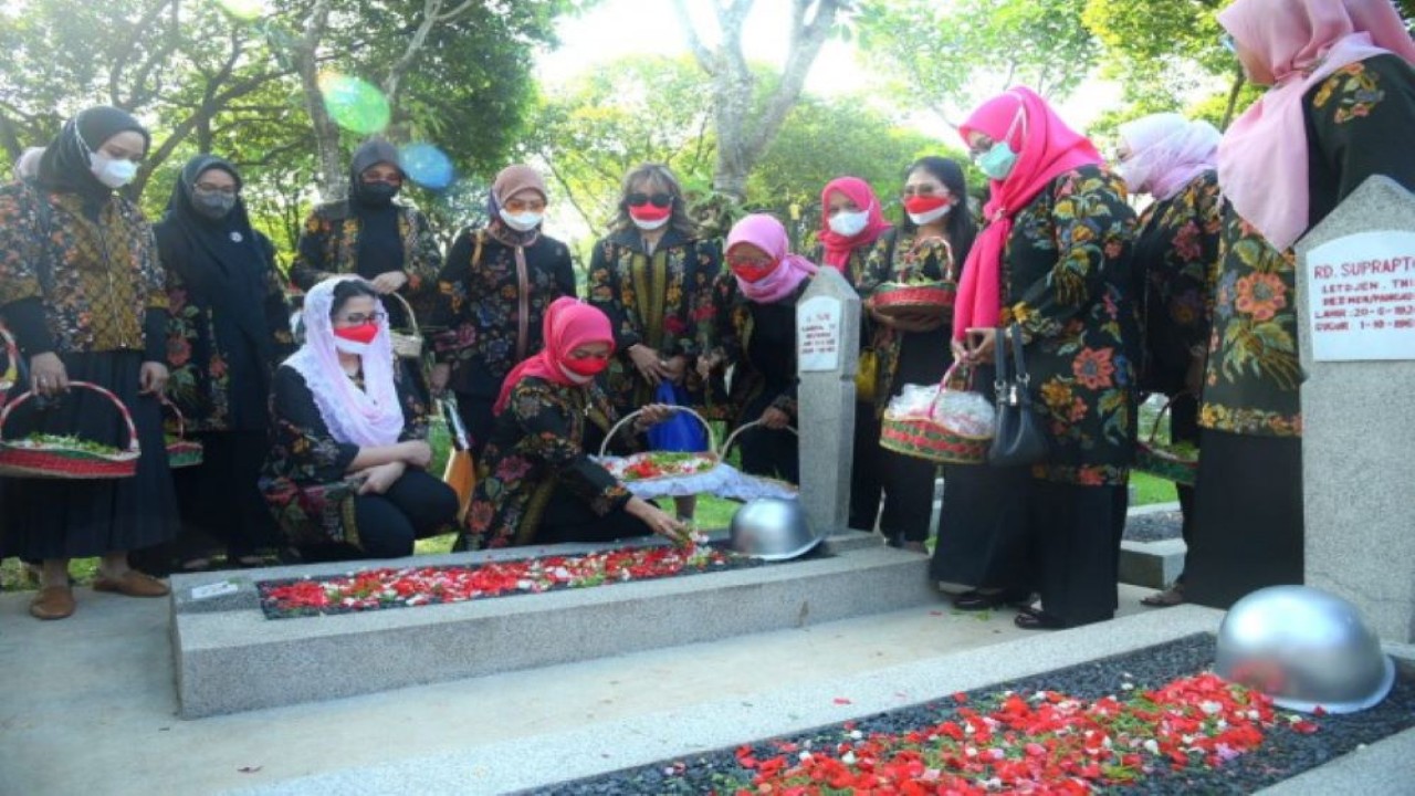 Dalam rangka memperingati HUT RI Ke-77 tahun, Persaudaraan Isteri Anggota (PIA) DPR RI menggelar acara ziarah ke Taman Makam Pahlawan (TMP) Kalibata di Jakarta, Kamis, (18/08/2022). (Runi/Man)