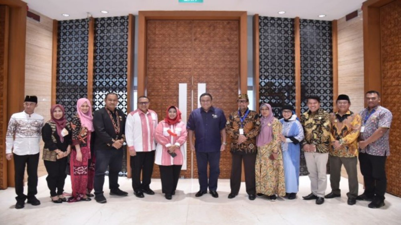 Wakil Ketua DPR RI Rachmat Gobel menerima perwakilan Raja dan Sultan yang tergabung dalam Majelis Adat Kerajaan Nusantara (MAKN) di Gedung Nusantara III, Senayan, Jakarta, Kamis (18/8/2022). (Azka/Man)