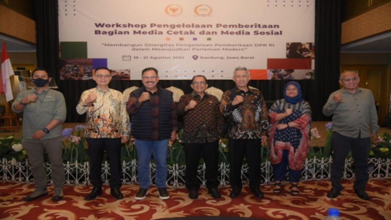 Ketua BURT DPR RI Agung Budi Santoso saat sesi foto bersama usai Workshop Pengelolaan Pemberitaan Bagian Media Cetak dan Sosial Sekretariat Jenderal DPR RI. (Andri/nvl)