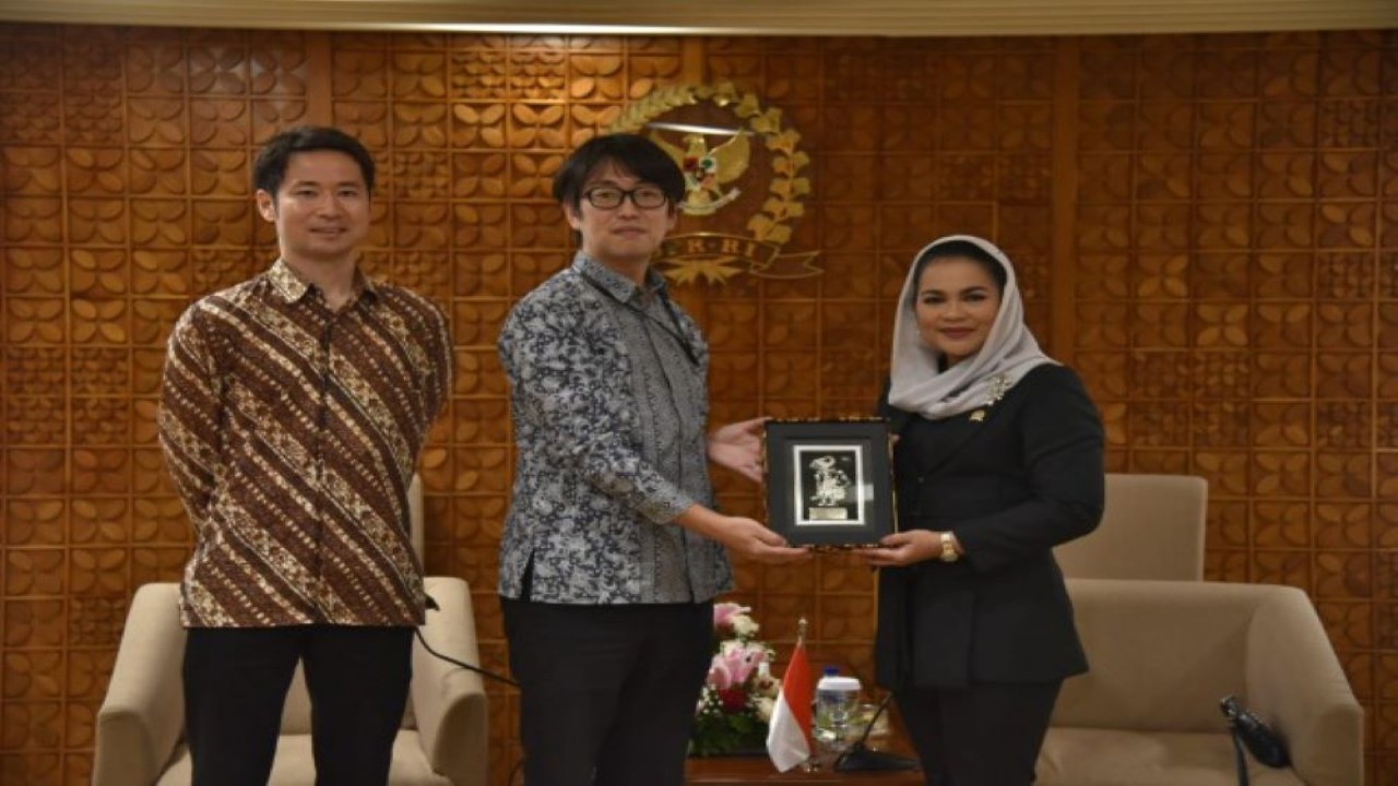 Ketua Grup Kerja Sama Bilateral (GKSB) Parlemen Indonesia–Jepang Puti Guntur Sukarno melakukan courtesy call dengan perwakilan Kedutaan Besar Jepang untuk Indonesia di Gedung Nusantara III, Senayan, Jakarta, Senin (22/8/2022). (Runi/Man)