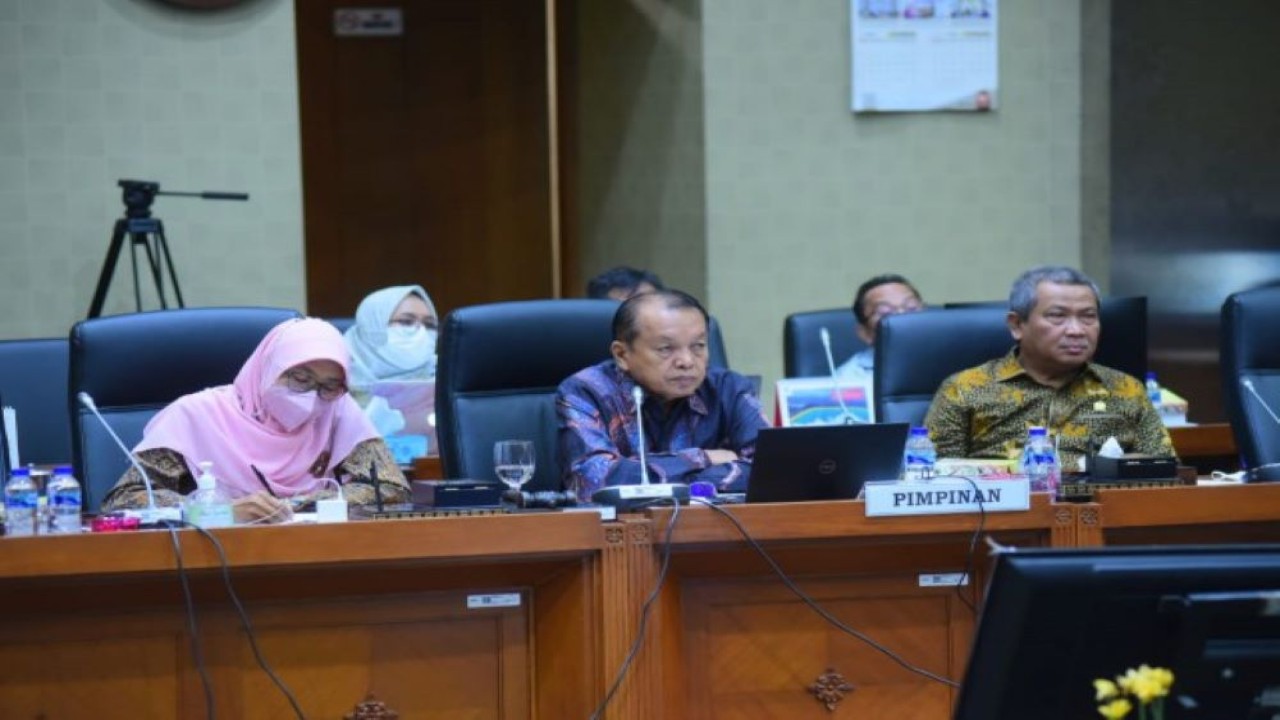 Anggota Komisi IX DPR RI Suir Syam saat menerima audiensi dari perwakilan Komisi Nasional Pengendalian Tembakau bersama beberapa organisasi lain yang aktif mengupayakan Indonesia bebas asap rokok. di Gedung Nusantara I, Senayan, Jakarta, Senin (22/8/2022). (Jaka/Man)