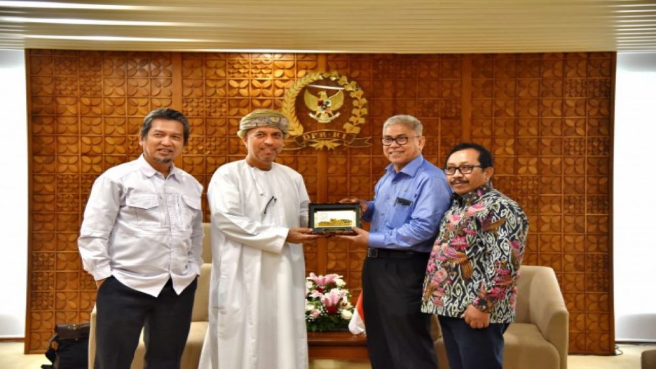 Ketua Grup Kerja Sama Bilateral (GKSB) DPR RI- Kesultanan Oman Zainuddin Maliki menerima Charge D'affaires Embassy Of Sultanate Of Oman Issa Ibrahim Alfarsi di Gedung Nusantara III, Senayan, Jakarta, Senin (22/8/2022). Foto: Runi/Man