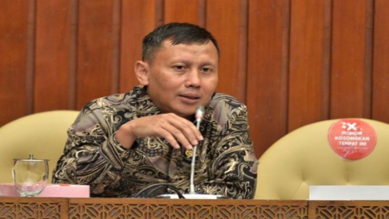 Anggota Komisi IV DPR RI Slamet saat mengikuti Rapat Dengar Pendapat Komisi IV DPR RI dengan Sekjen Kementerian Lingkungan Hidup dan Kehutanan dan Dirjen Konservasi Sumber Daya Alam dan Ekosistem di Gedung Nusantara, Senayan, Jakarta, Senin (22/8/2022). (Andri)