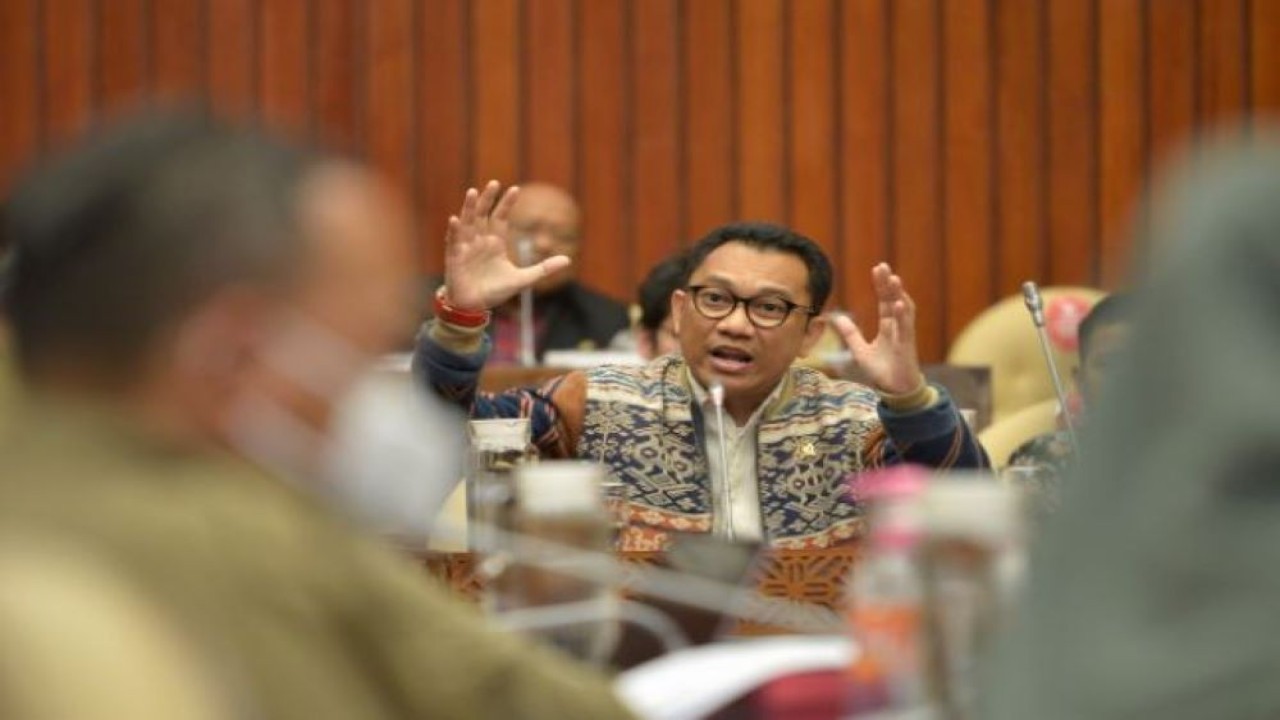 Anggota Komisi IV DPR RI Yohanis Fransiskus Lema saat mengikuti RDP Komisi IV dengan Sekretaris Jenderal KLHK dan Dirjen Konservasi Sumber Daya Alam dan Ekosistem, di Gedung Nusantara, Senayan, Jakarta, Senin (22/8/2022). (Andri)