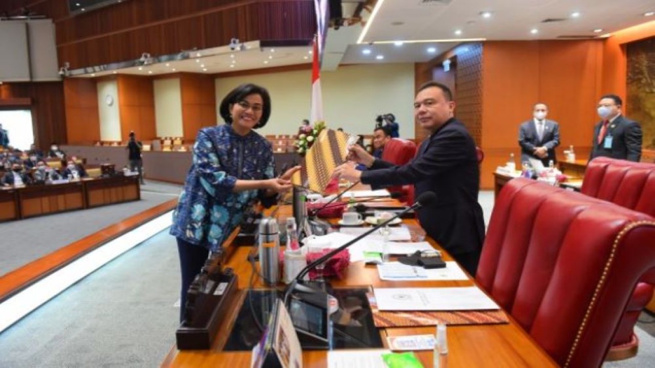 Menkeu Sri Mulyani Indrawati saat menyerahkan laporan pandangan termasuk saran dan masukan yang konstruktif dari seluruh Fraksi DPR RI terhadap Rancangan Undang-Undang Pertanggungjawaban atas Pelaksanaan APBN Tahun Anggaran 2021 kepada Wakil Ketua DPR RI Sufmi Dasco Ahmad di Rapat Paripurna DPR RI. (Jaka/nvl)