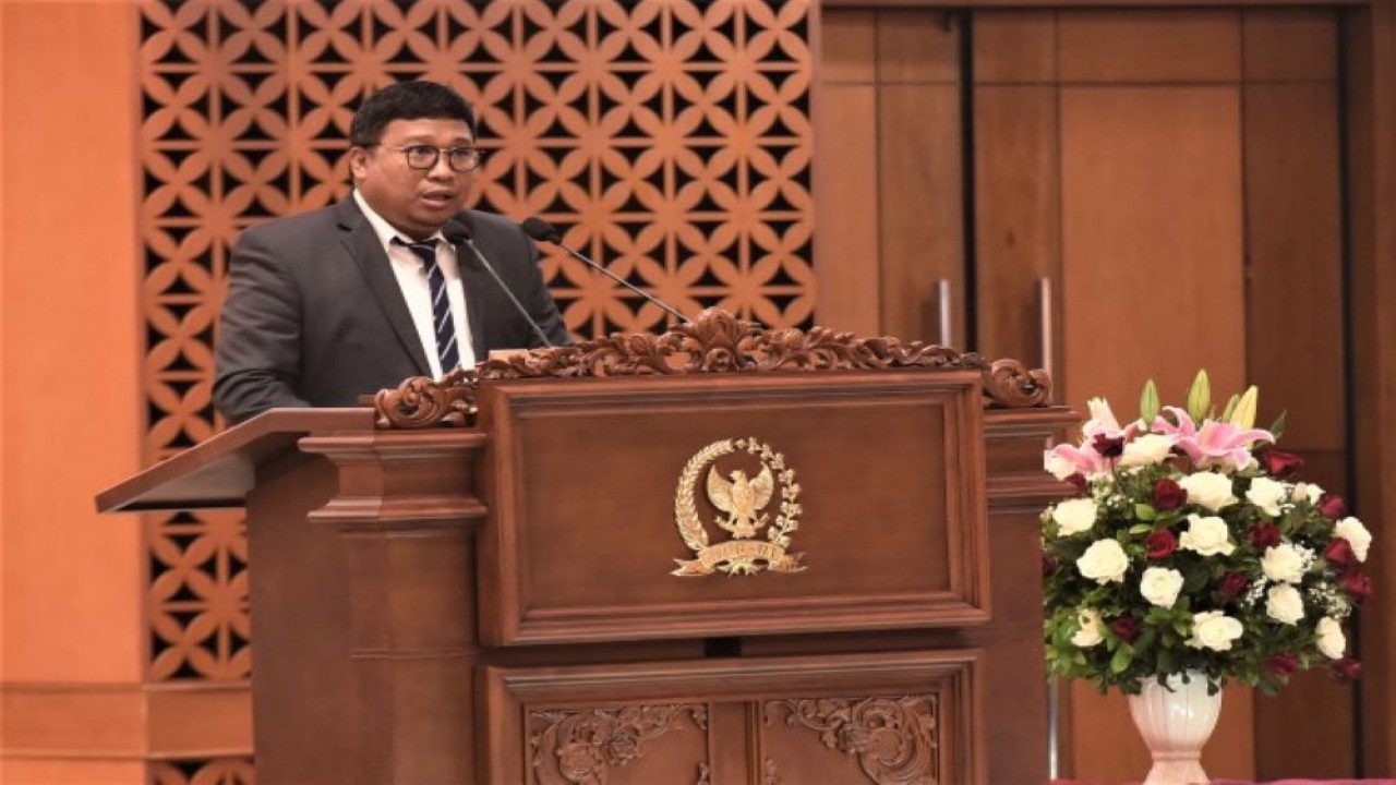 Fraksi Partai Demokrat DPR RI Irwan saat membacakan pandangan Fraksi Partai Demokrat DPR RI atas RUU tentang APBN TA 2023 Nota Keuangannya dalam Rapat Paripurna DPR RI di Gedung Nusantara II, Senayan, Jakarta, Selasa (23/8/2022). (Geraldi/Man)