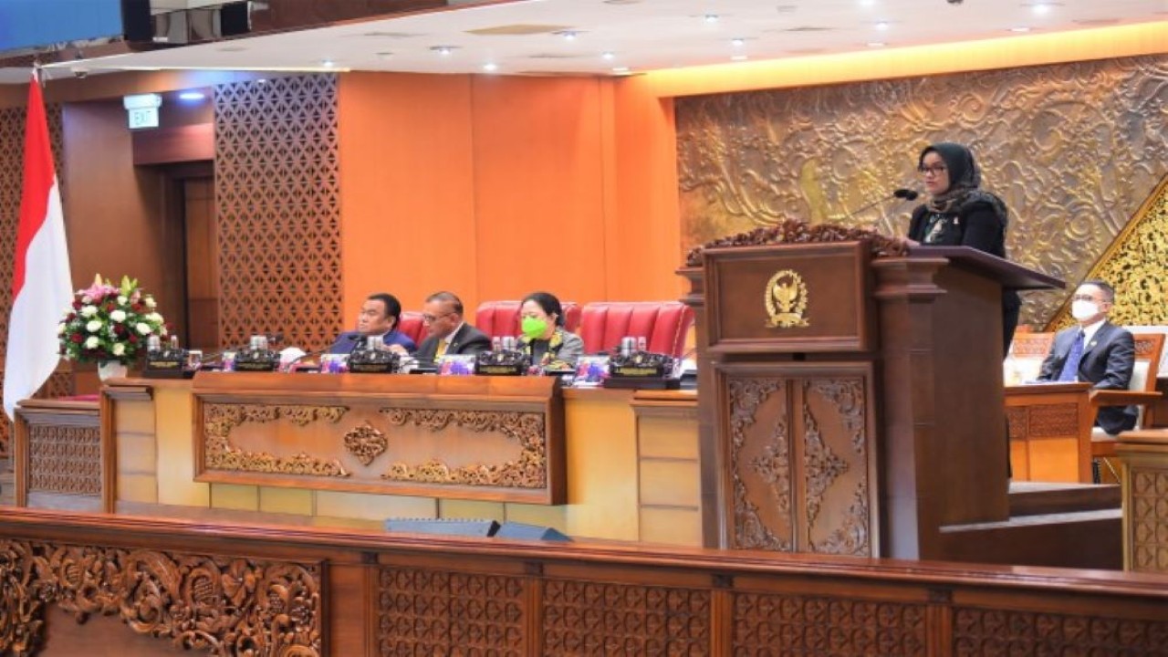 Anggota DPR RI Ela Siti Nuryamah saat membacakan pandangan F-PKB terhadap RAPBN 2023 beserta Nota Keuangannya, dalam Rapat Paripurna DPR RI di Gedung Nusantara II, Senayan, Jakarta, Selasa (23/8/2022). (Jaka/Man)