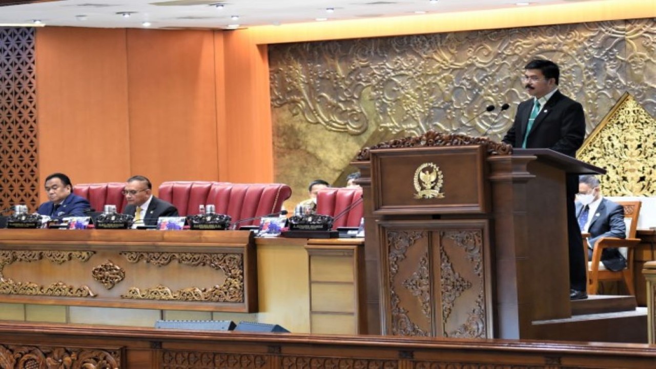 Anggota DPR RI Muhammad Aras saat membacakan pandangan F-PPP terhadap RAPBN 2023 beserta Nota Keuangannya, dalam Rapat Paripurna DPR RI di Gedung Nusantara II, Senayan, Jakarta, Selasa (23/8/2022). (Devi/Man)