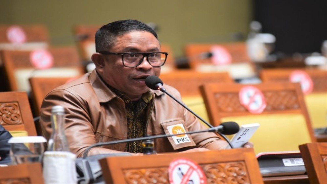 Anggota Komisi VI DPR RI Rafli saat melakukan interupsi pada Rapat Paripurna DPR RI ke-2 Masa Persidangan I Tahun Sidang 2022-2023, di Gedung Nusantara II, Senayan, Jakarta, Selasa (23/8/2022). (Jaka/Man)