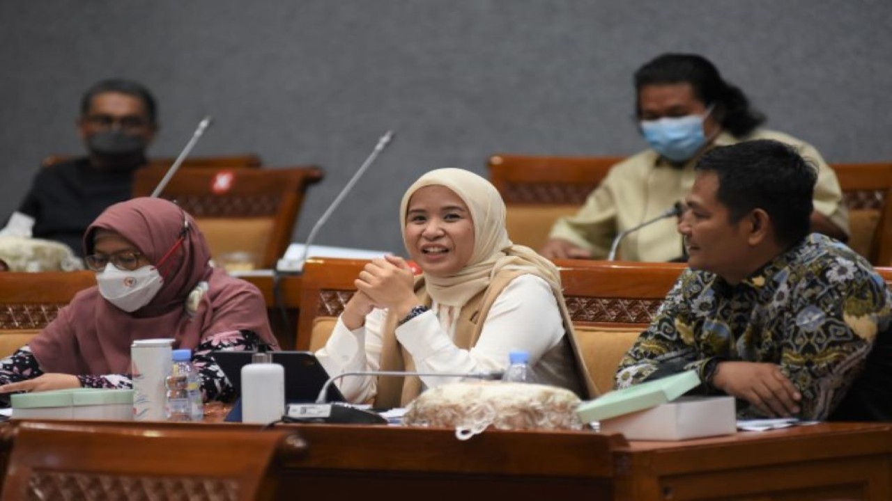 Anggota Komisi X DPR RI Ratih Megasari Singkarru (tengah) di sela-sela mengikuti (RDPU Komisi X DPR RI bersama Kepala Dinas Pariwisata Yogyakarta, Jawa Tengah dan Nusa Tenggara Timur (NTT), di Gedung Nusantara I, Senayan, Jakarta, Senin (22/8/2022). (Devi/Man)