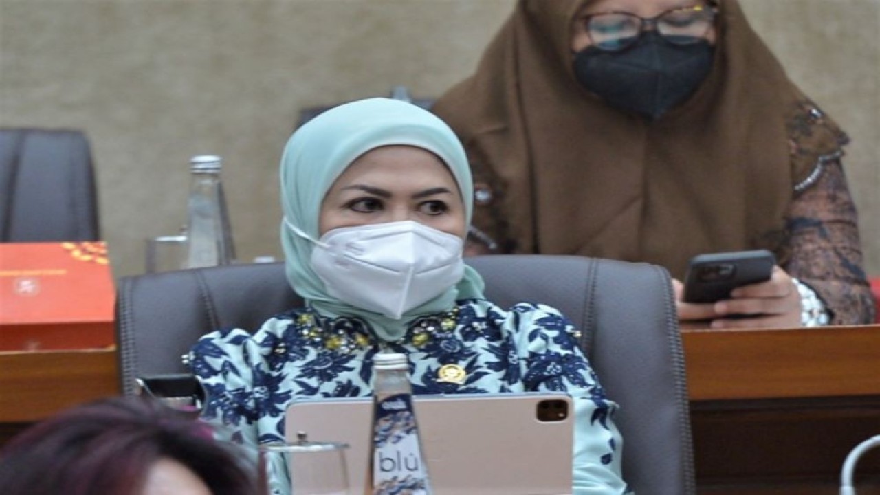 Anggota Komisi VI DPR RI Intan Fauzi dalam Rapat Kerja Komisi VI DPR RI dengan Menteri BUMN Erick Thohir dan Menteri Perdagangan Zulkifli Hasan, di Gedung Nusantara I, Senayan, Jakarta, Rabu (24/8/2022). (Andri)