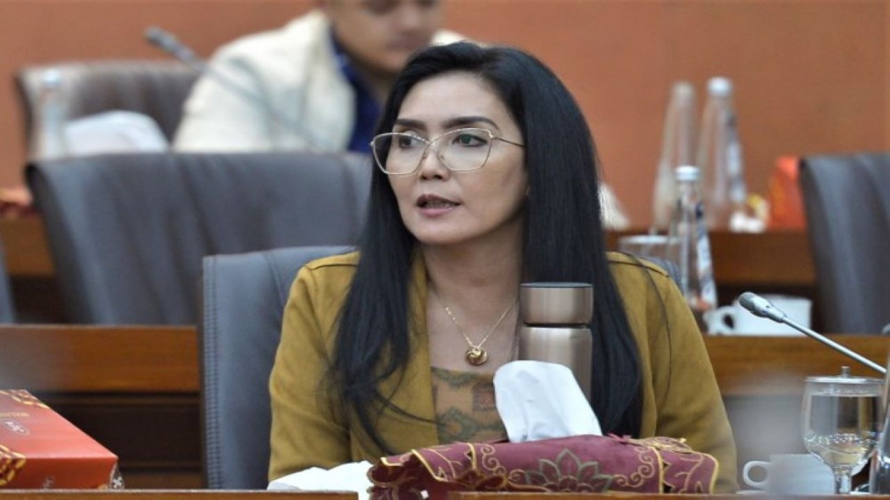 Anggota Komisi VI DPR RI Rieke Diah Pitaloka dalam Rapat Kerja dengan Menteri BUMN dan Menteri Perdagangan membahas laporan APBN TA 2021, di Gedung Nusantara I, Senayan, Jakarta, Rabu (24/8/2022). (Andri/Man)